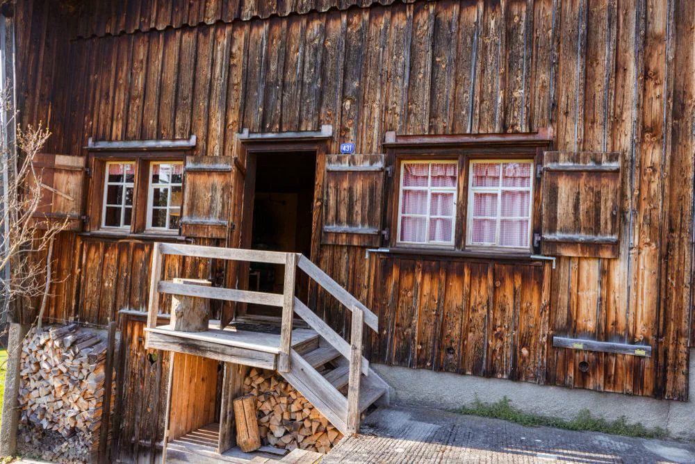 Holzfassade und Eingang der Alphütte