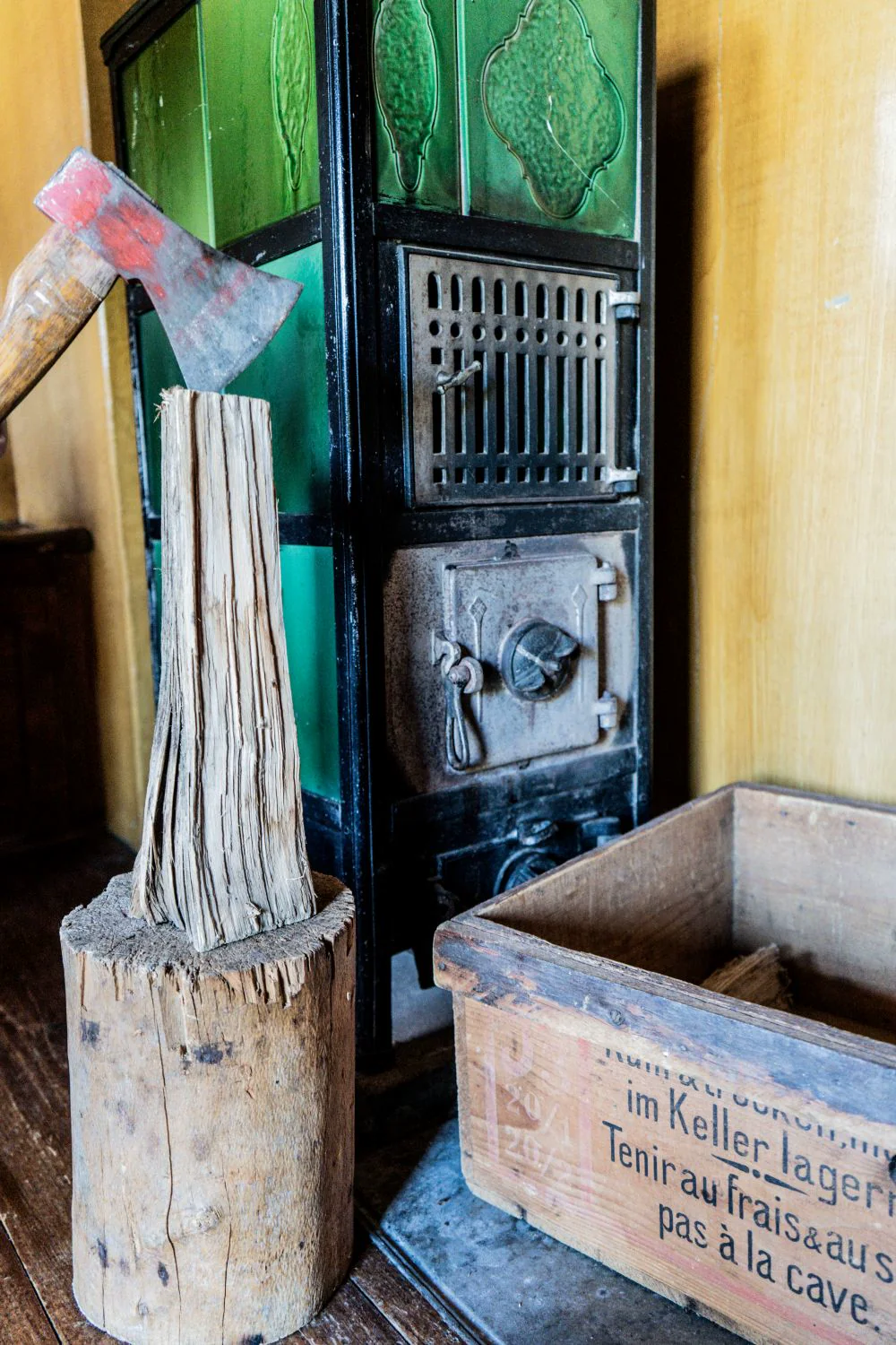 Kaminofen und Holz in der Hütte