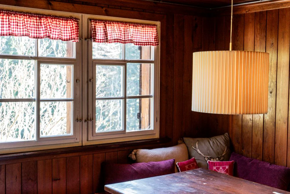 Gemütliche Holzstube der Hütte im Stillen